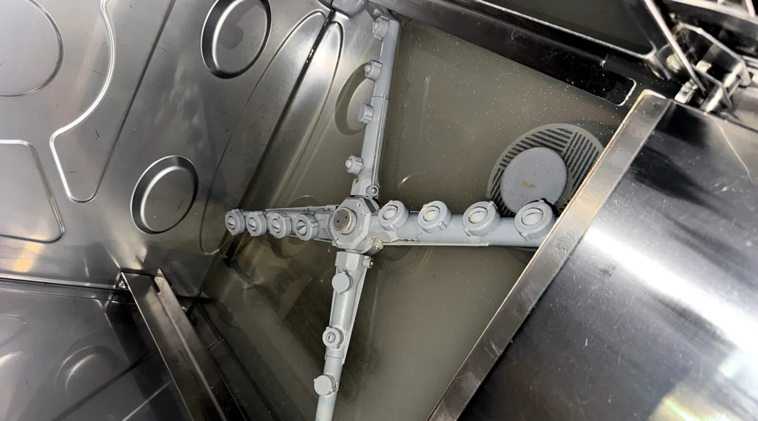 Cuve et bras de lavage d'un lave-verres professionnel